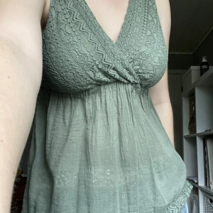 grön topp - en söt grön topp som inte kommer till användning!💗lite mer genomskinlig nedtill med tjockare typ upptill🫶