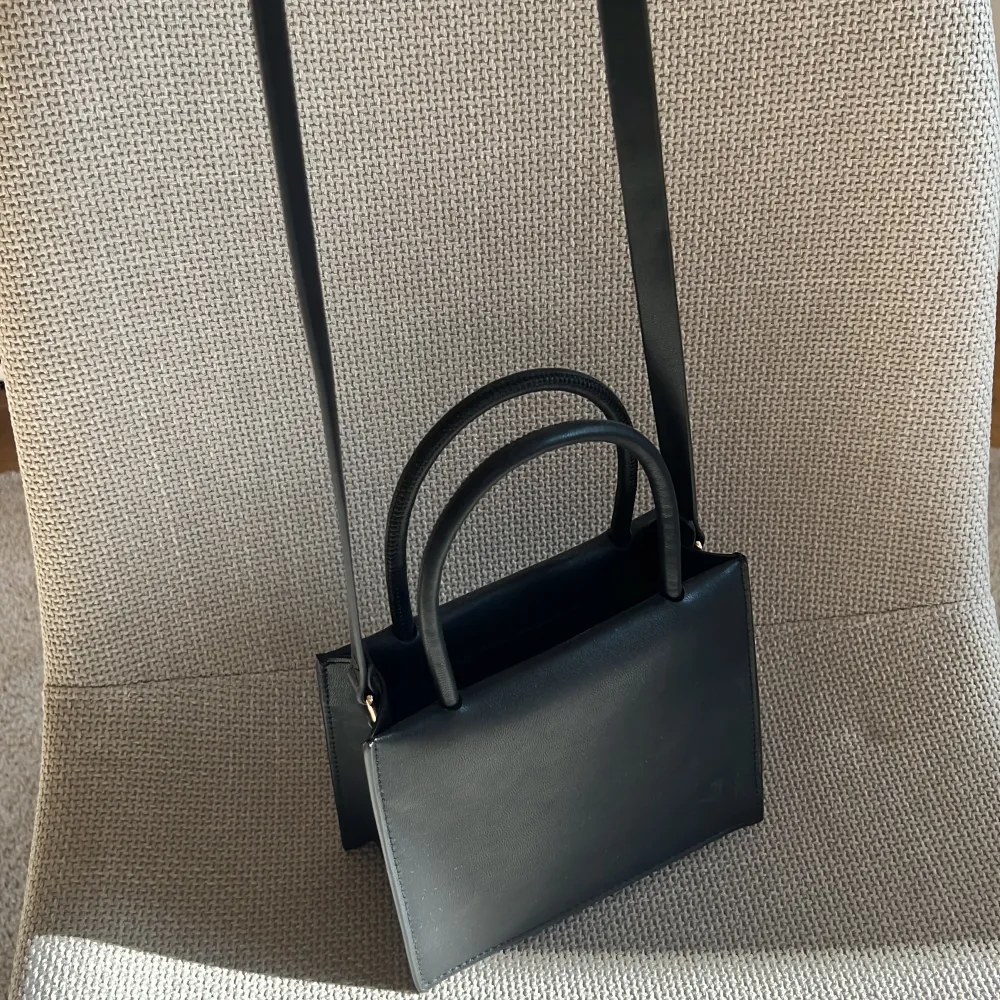 En liten svart väska som är köpt på hm för 400kr som är perfekt till skolan eller andra tillfällen om man bara behöver ta med sig mobil,plånbok och nycklar💗. Väskor.