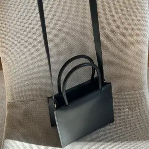 En liten svart väska som är köpt på hm för 400kr som är perfekt till skolan eller andra tillfällen om man bara behöver ta med sig mobil,plånbok och nycklar💗