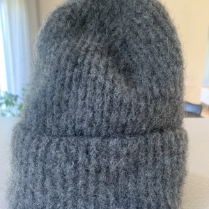 Mössa  - Denna jättefina mössan säljer jag nu för att jag vill köpa en ny, den är ifrån pieces och är i onesize. Den är fint skick och snålt använd, inga defekter 