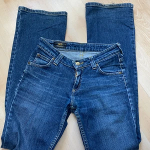 Lee jeans  - Säljer dessa ursnygga bootcutjeans med låg midja från Lee då de tyvärr är för små för mig. Endast använda 1 gång så i väldigt bra skicka