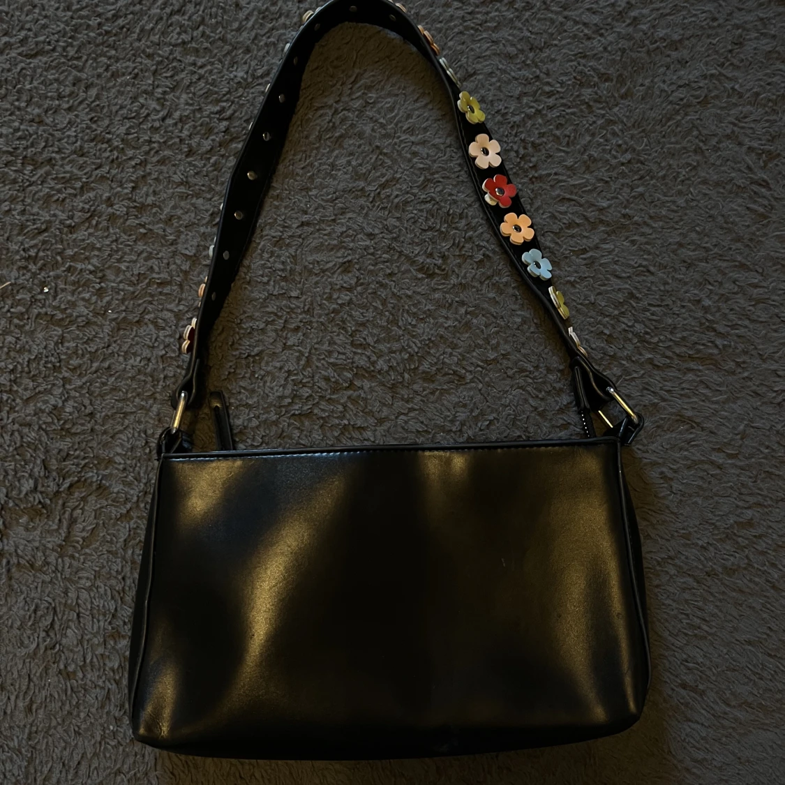 Svart läder armväska med blommor