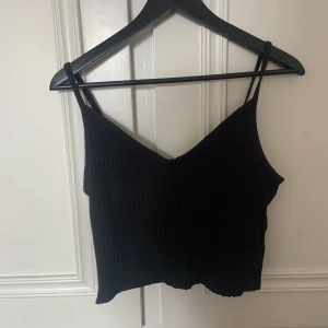 Linne - Ett jätte fint svart croppat linne, ser fortfarande ny ut efter har varit använd många gånger.