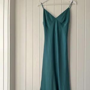 Grön aftonklänning  - Super fin mörkgrön klänning i satin! Aldrig använd pågrund av att den har vart få små för min bröst🌟 