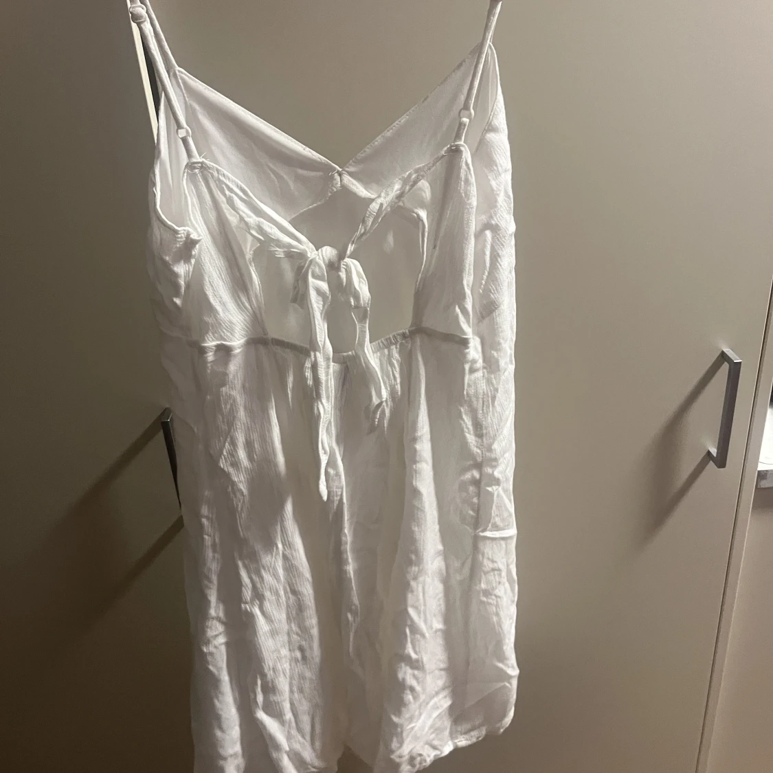 Vit klänning med rosett bak - 90