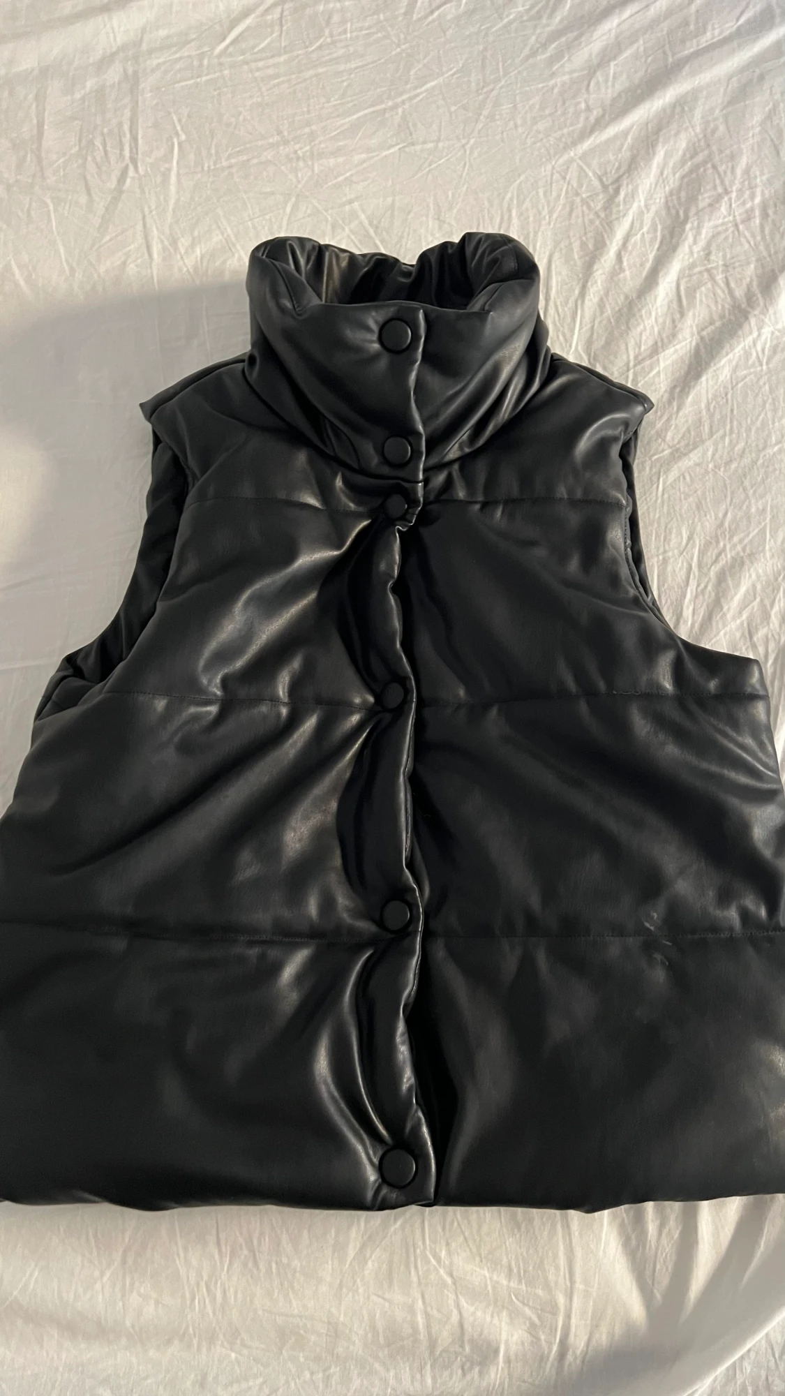 Svart vadderad Pu väst - 90