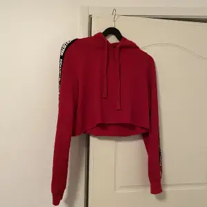 Fin röd cropped hoodie från hollister. Fint skick