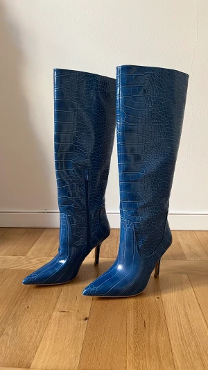 Blåa krokodil klackar - Säljer mina blåa krokodil klackar från NA-KD i storlek 38. Nypris är 899kr och de är slutsålda på hemsidan. Aldrig använda. Skickar gärna fler bilder vid intresse 🩵💙