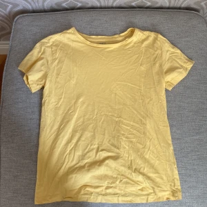 Vanlig gul t shirt - Använd kanske 1 gång 