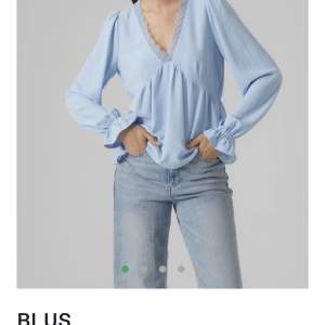 Denna fina ljusblå blus köptes på Vero Moda i somras. Den är i storlek S och har tyvärr bara kommits till användning 3 gånger. Priset kan diskuteras, kontakta mig för mer information☺️