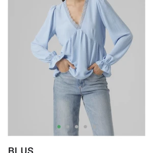 Blå blus från Vero Moda - Denna fina ljusblå blus köptes på Vero Moda i somras. Den är i storlek S och har tyvärr bara kommits till användning 3 gånger. Priset kan diskuteras, kontakta mig för mer information☺️