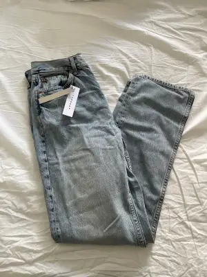 Ett par helt oanvända jeans i dad-modell från Topshop som jag köpte för 659kr😊 Storleken är waist 30 och längd 34. Jättesnygga jeans som dessvärre är för stora för mig. Kan skicka fler bilder vid intresse🤗