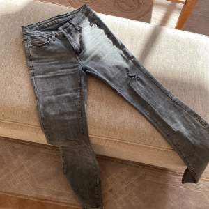 Säljer ett par lågmidjade jeans som är bootcut. Jättefina och aldrig använda. De är stretchiga och relativt långa.