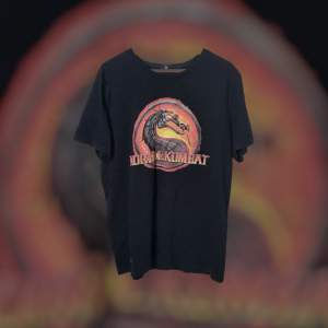 Mortal Kombat tröja i storlek xl Sitter bra och ser baggy ut. Skönt material