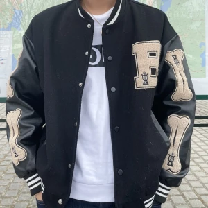 Bomber jacka - Köpte denna för 800kr  Min absolut favorit jacka men börjat blivit för liten för mig   Den är väldigt använd, som man kan se på vissa ställen, riven på vissa ställen på Skelet men väldigt fin fortvarande 