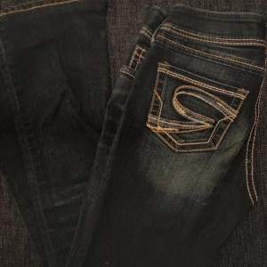 Lågmidjade bootcut jeans med snygga sömmar! Storlek XS men materialet har lite stretch och kan passa större storlekar. Oanvända med prislappen kvar. Kontakta för fler bilder💓