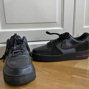 Air Forve 1 Low Black/Red - Tjenare! Säljer ett par Air Force 1 Low Black/Red, dom är inte använda något och säljer dom i storlek 40,5 Kvitto och box följer med vid köp! Kan mötas upp runt Stockholm annars skicka paketet men då får köparen betala frakten!  Skriv i pm för mer frågor 