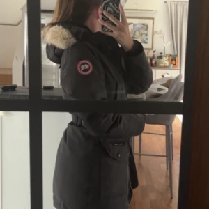 canada goose jacka - svart canada goose jacka i modellen Trillium parka och storlek Xs.
