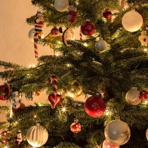 JULKALENDER! - NYHET! Julkalender! innnehåll kan man välja själv och till och med designa själv om man vill. Färgtema finns och välja. Bara enkla armband: 250 kr (värde ca 600kr) 50/50 extrema och enkla(blommor osv): 450 kr (värde ca 1000kr)  Kolla nästa för mer priser🫶🏻