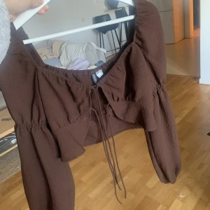 Croptop  - Superfin fest/vardagstop. Knyten framtill, volanger på ärmarna och söm under brösten. Använd, men i fint skick (inget slitage) 