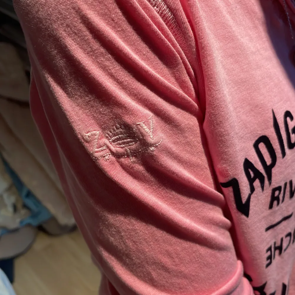 Säljer min jättefina Zadig tröja / T-shirt 💗då den inte kommer till användning längre 💗köpare står för frakten ❤️. T-shirts.