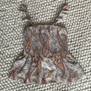 Mönstrat Linne - Jätte fint linne med volanger på banden. Köpt från Shein i somras men tyvärr aldrig använts. Linnet är i jätte bra skick och har inga defekter alls. Skulle säga att den är i XS eftersom att det inte står men den passar nog XXS-S också.