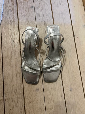 Silvriga klackar - H&M klackar som knappt är använda🪩 superfina men för små för mig tyvärr