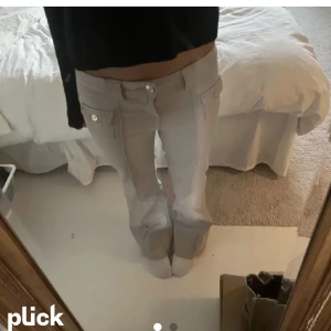 H&M cargo jeans - !!SÖKER!! H&Ms slutsålda cargo jeans i den beigea färgen ❣️ helst i storlek 40 då jag upplever att dom är väldigt små i storleken, men 38 funkar också ❤️hör gärna av er om ni säljer eller vet nån som gör!