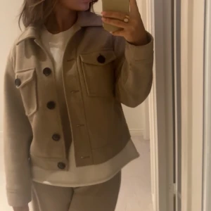 Beige kappa  - Säljer denna beiga kappan från Vero Moda i storlek XS men skulle säga mer som en S.  Jättefin och mysig, köpte från en annan här på Plick men användningen av kappan blev inget vidare ❤️
