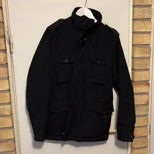 Jacka Tiger of sweden  - Mörkblå, bra skick. Nypris 3995kr, mitt pris 1000. Pris kan diskuteras vid snabb affär.  