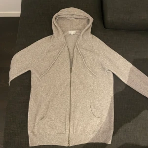 Davida cashmere - Tja säljer min davida cashmere tröja på grund av att den är lite för stor för mig Jag är 181 typ och den sitter lite långt ner till men bra i armarna.  Ny pris 2600kr  Skick 10/10 näst in till ny Mvh Axel!