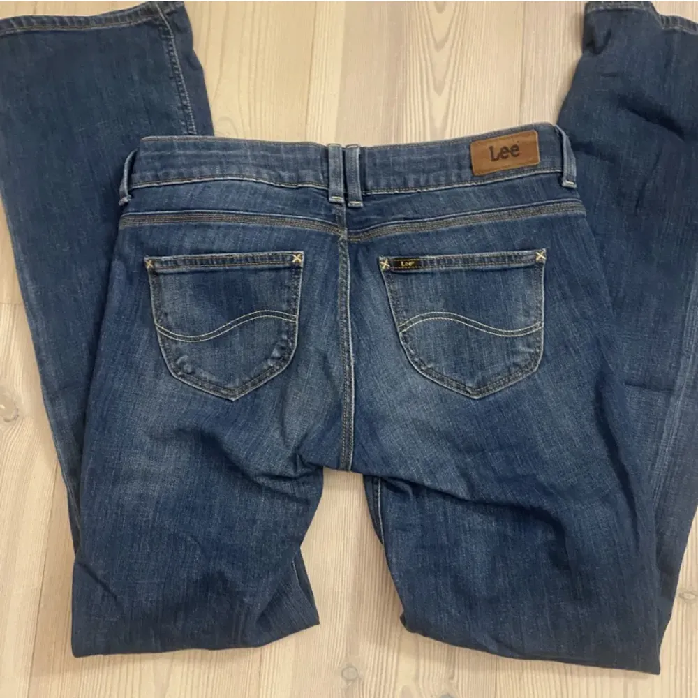 Jättesnygga lowrise jeans fran Lee!💕säljer pga för stora. köpta secondhand. midjematt: 41cm (sida till sida). Står tyvärr ingen storlek. Jeans & Byxor.