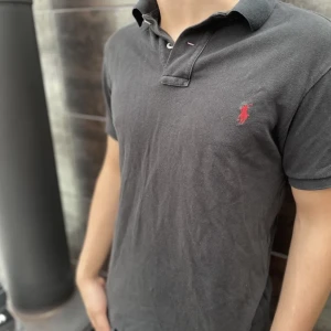 Ralph Lauren Piké - Stilren Ralph Lauren piké!| Modellen på bilden är runt 181/180| Storlek M men passar M och S! Skicket är 9/10| Knappast använd! Nypris kostar Ca 1200! Mitt pris 350! Pris kan diskuteras,Tar emot byten!/MVH Ayyeceolin