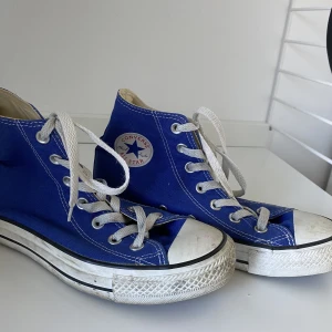 Blåa Converse  - Storlek 36,5 men funkar för 37! 