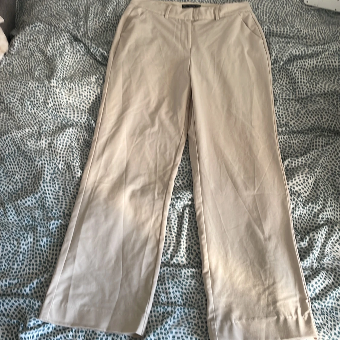 Kostymbyxor beiga 