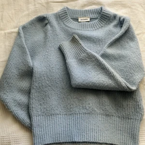 stickad tröja - stickad tröja i en fin ljusblå färg, är i hyfsat bra skick. storlek M men känns som S