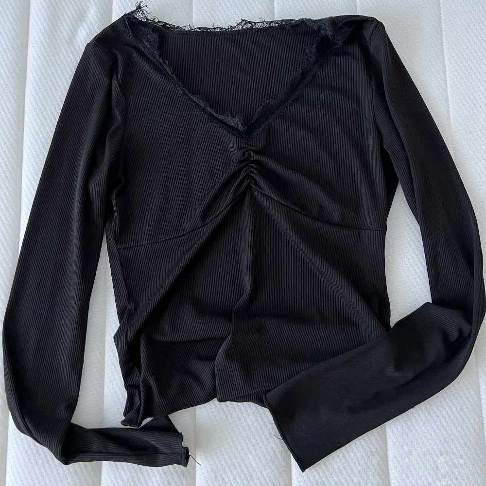 En svart tröja som är väldigt fin, storlek S. Använt några gånger men ser ut som ny . Tröjor & Koftor.