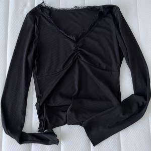 En svart tröja som är väldigt fin, storlek S. Använt några gånger men ser ut som ny 