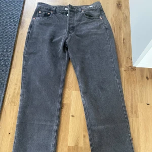Levis 501 jeans svarta - Säljer mina helt nya jeans från Levis. De satt för stort på mig tyckte jag. Priset kan diskuteras! Passar på dig som är mellan 175-185 cm. 