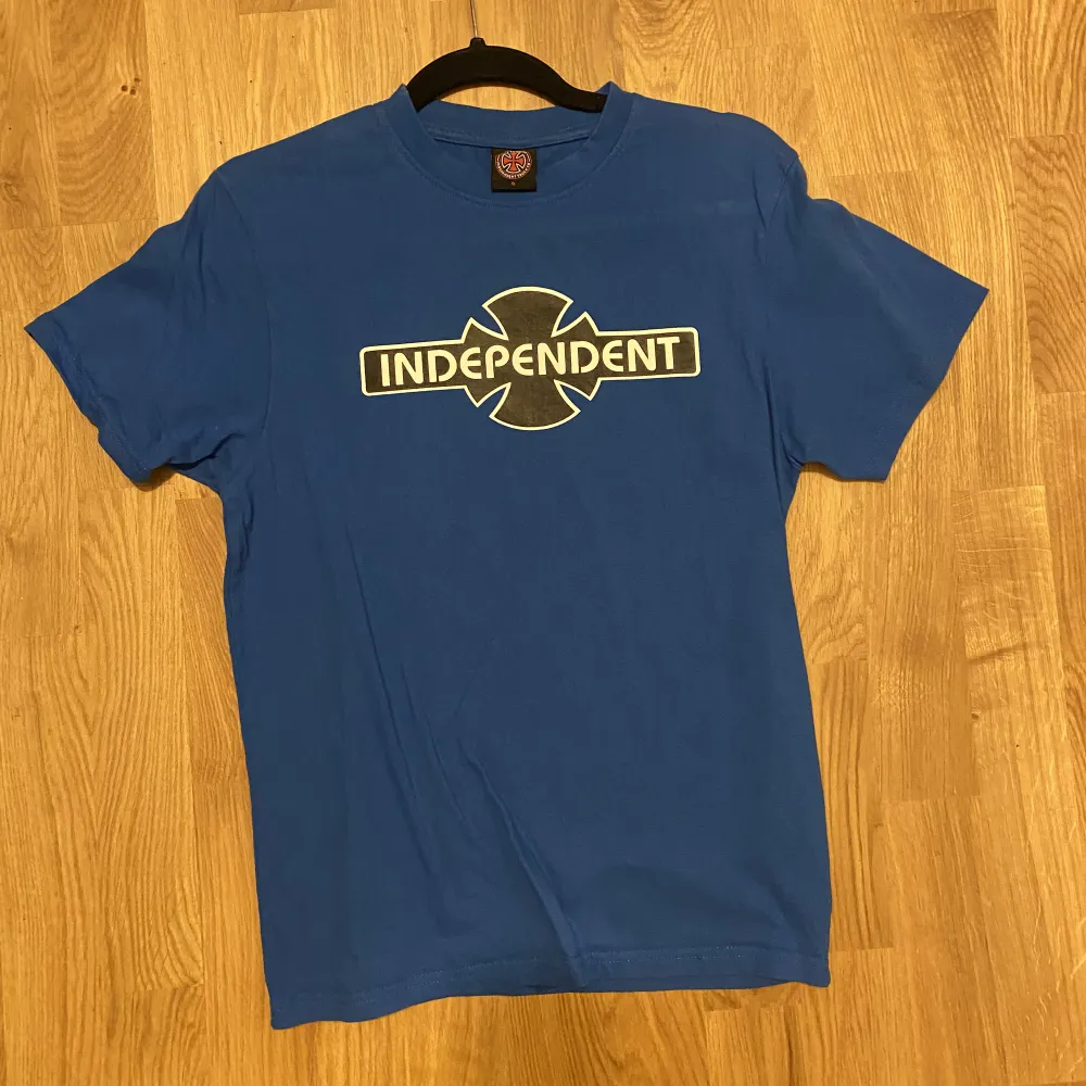 Säljer min coola independet t-shirt pga stilbyte😅 Den är från skatemärket independet. Tröjan är från herravdelningen, junkyard.. T-shirts.
