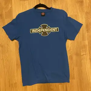 Säljer min coola independet t-shirt pga stilbyte😅 Den är från skatemärket independet. Tröjan är från herravdelningen, junkyard.