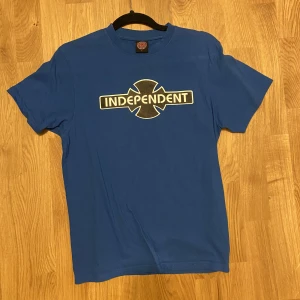Independent t-shirt - Säljer min coola independet t-shirt pga stilbyte😅 Den är från skatemärket independet. Tröjan är från herravdelningen, junkyard.