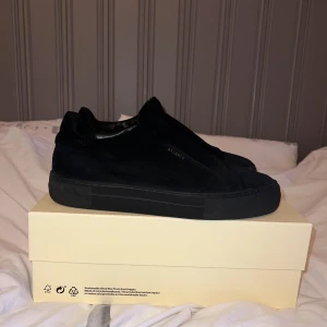Axel Arigato clean 360 laceless  - Säljer ett par Axel Arigato clean 360 i storlek 44! Skorna är givetvis använda men är fortfarande i hyfsat fint skick!   Fler bilder går såklart att lösa!   Skriv gärna vid funderingar👍  Kan tänka mig att byta mot parfymer