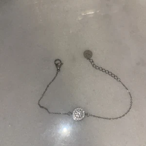 edblad smycken  - använd knappt från edblad ny pris ca 450kr säljer för 140kr plus frakt  skriv för frågor oså 