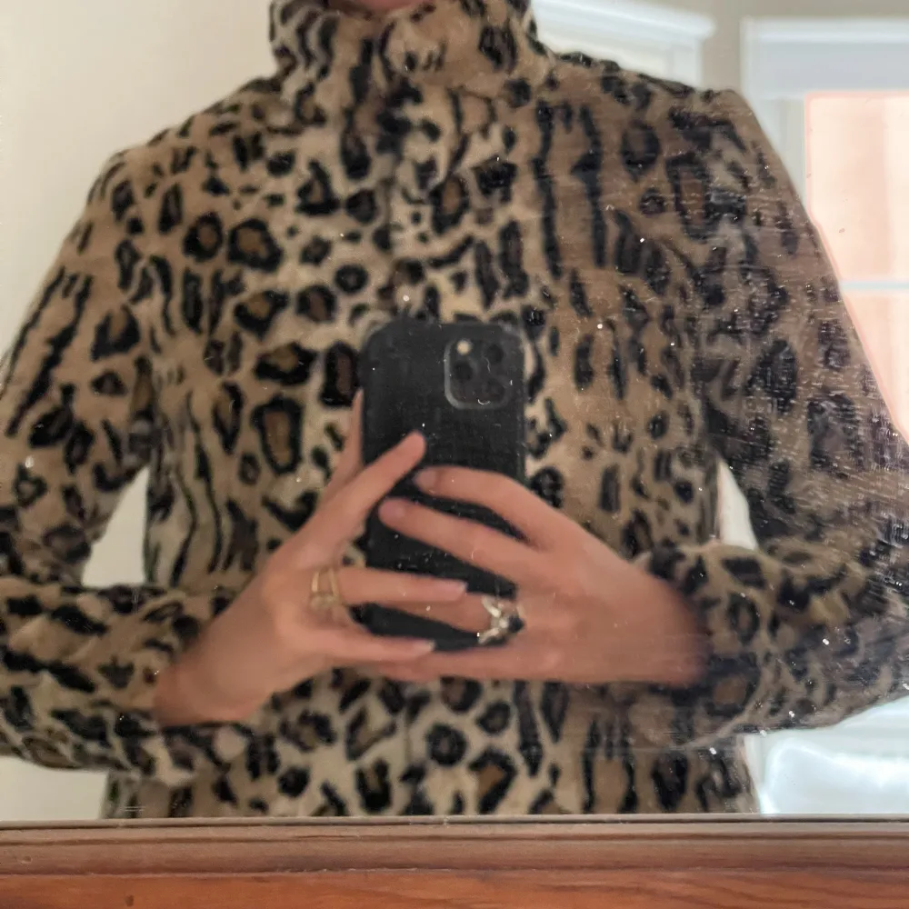 En leopardpälsjacka som funkar både höst och vinter.. Jackor.