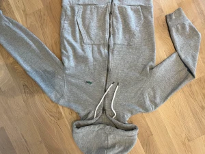 Lacoste kofta strl S - Strl s Ljusgrå 