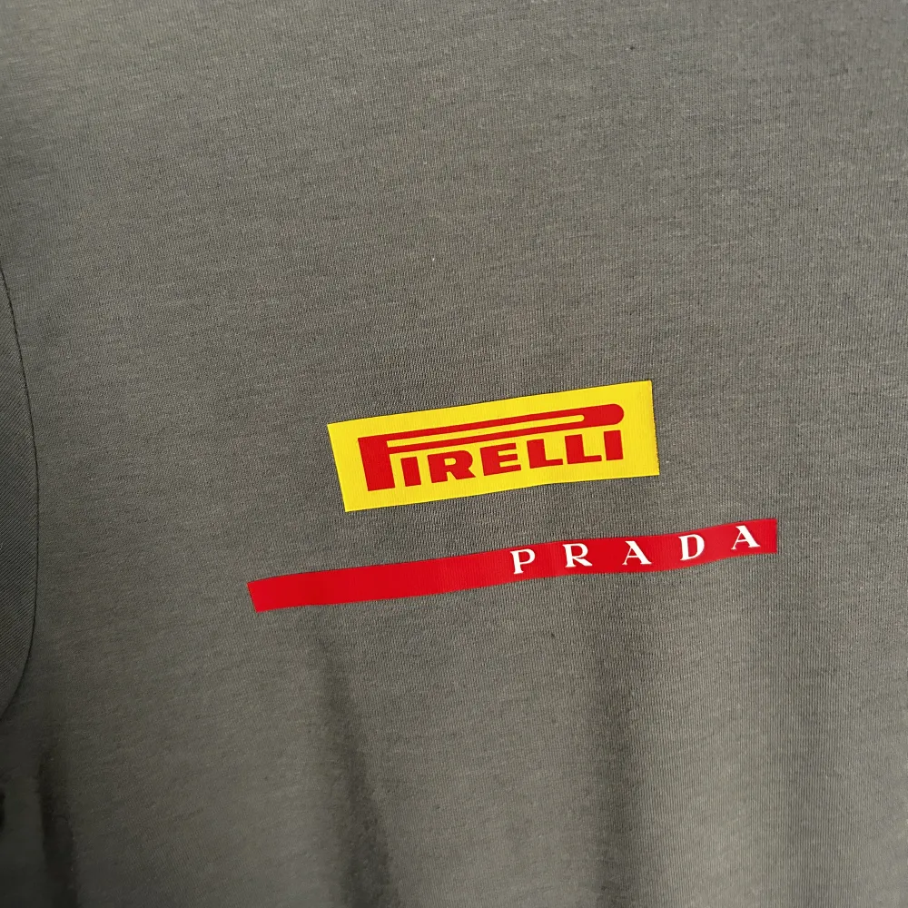 Longsleeve T-shirt från prada/pirelli Bra skick, använd endast ett fåtal gånger.. T-shirts.