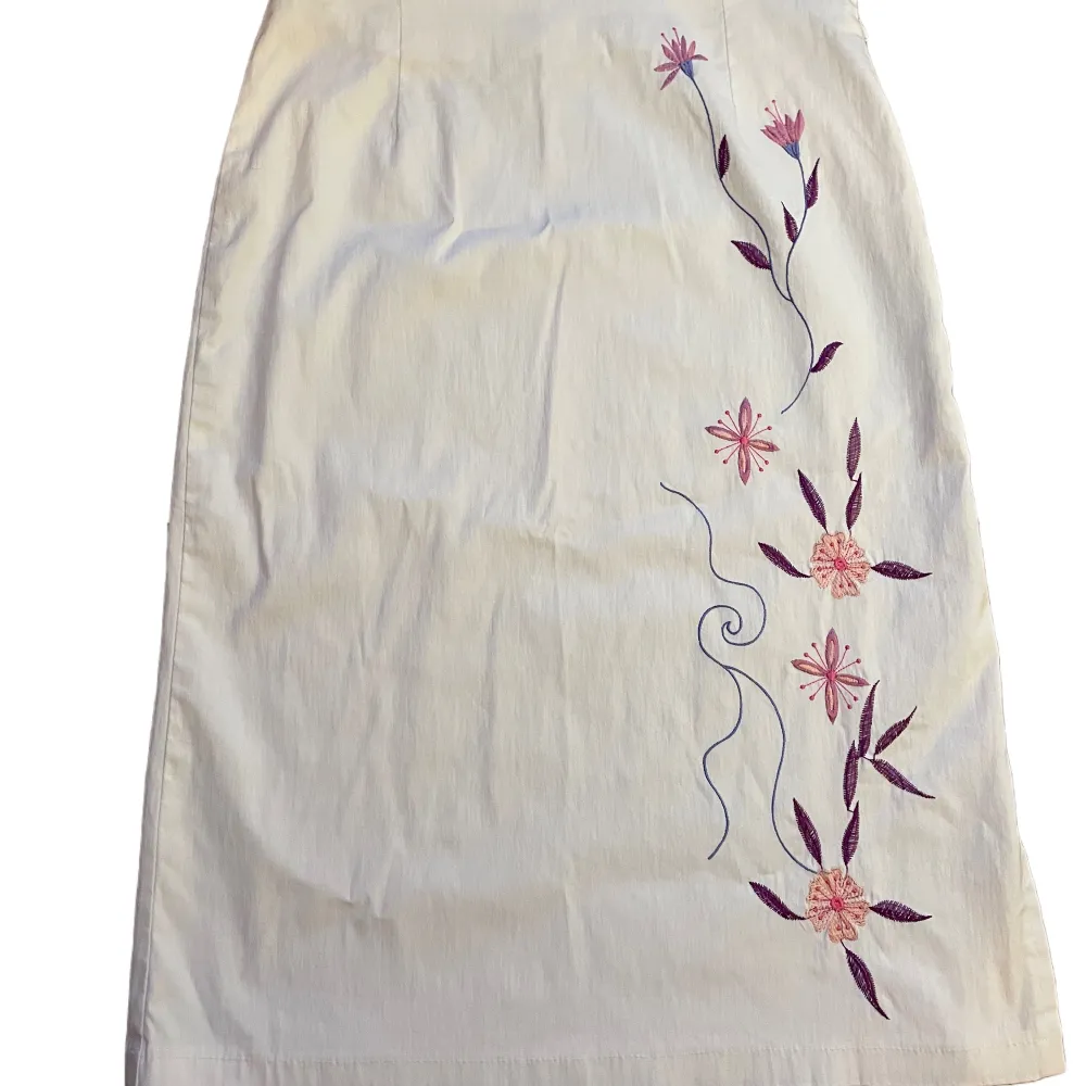 Vit lång kjol med broderade blommor!💞 bra passform. Kjolar.