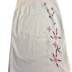 Vit lång kjol med broderade blommor!💞 bra passform