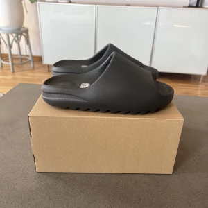 Yeezyz slides onyx - Säljer mitt andra par Yeezy Slides från Adidas. Helt oanvända i storlek 43, kvitto/äkthetsbevis finns.